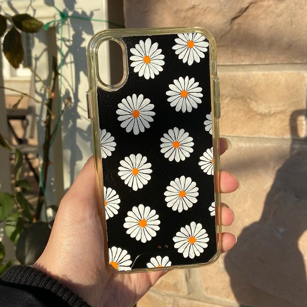 Handmade, painted phone case, daisy design